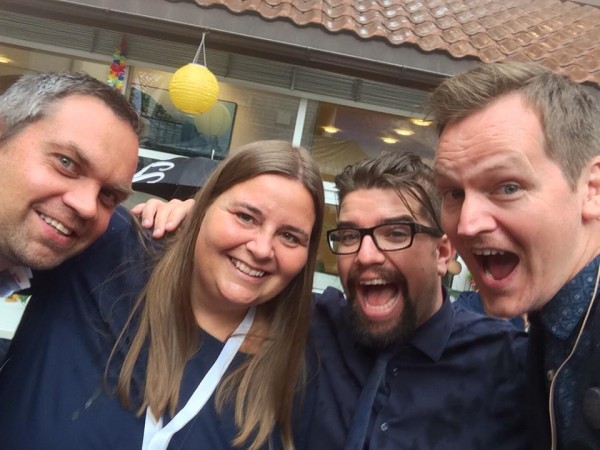Så glade blir herr og fru VU av å vinne hyggelig pris! Her sammen med prisgivere: Thomas Moen og Thomas Skavhellen